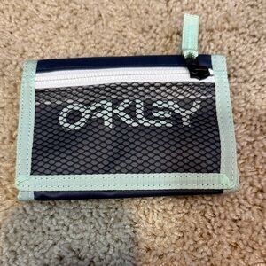 NWOT Oakley Navy and Mint Mesh Zip Wallet